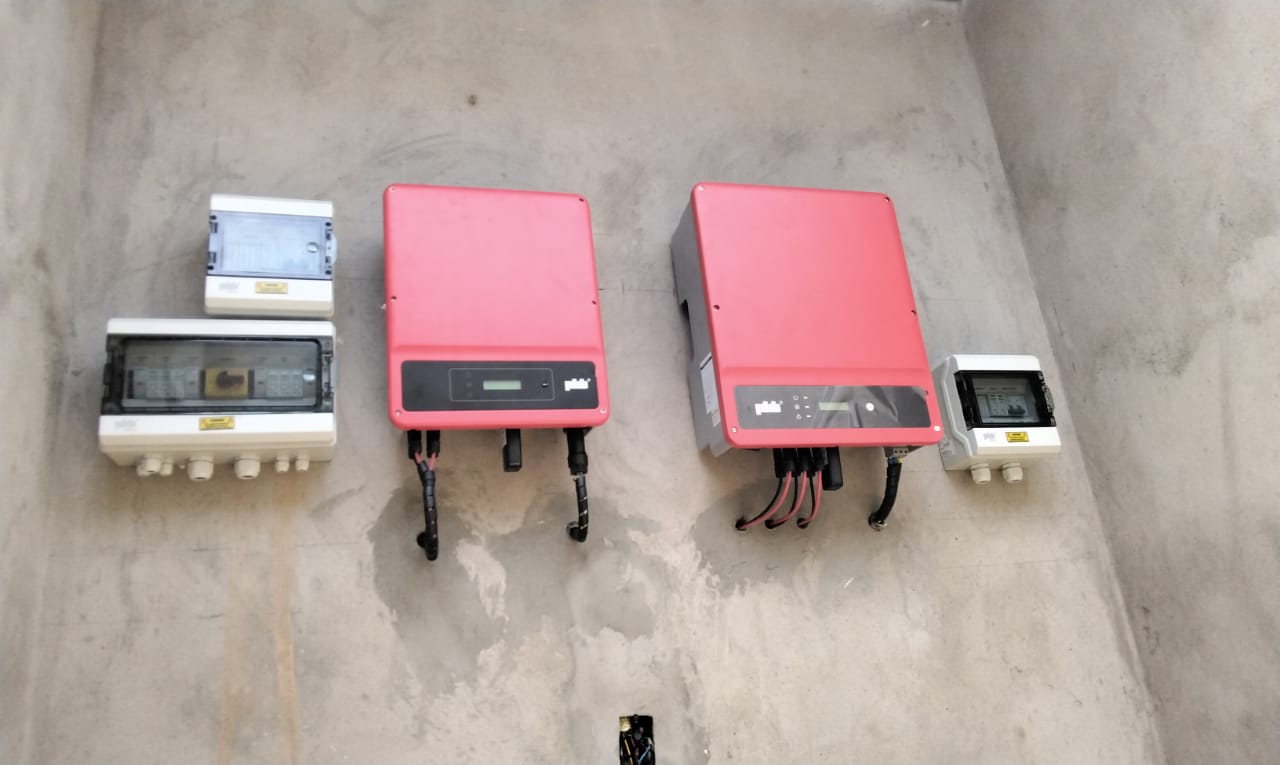 Sistema solar comercial em telhado metálico