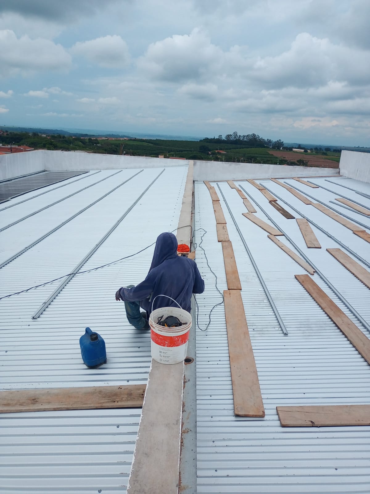 Técnico Vertec com painéis instalados