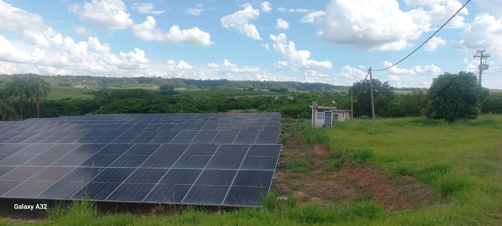 Painéis solares de chão em propriedade rural